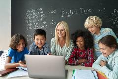 Teacher with her students looking at a laptop